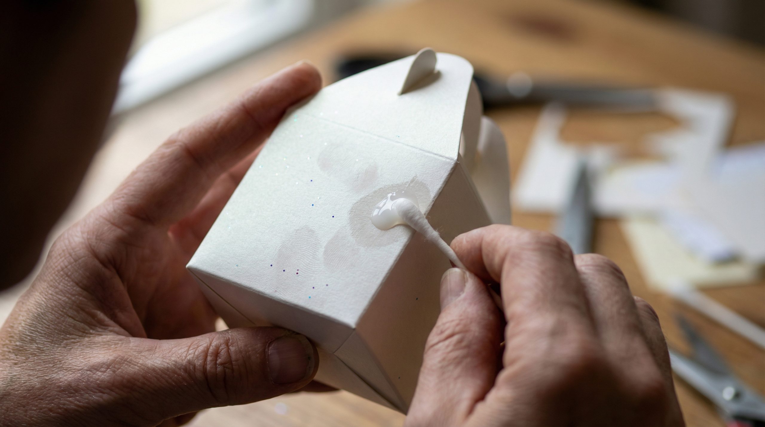 Excesso de cola mancha o acabamento de Festas e Lembranças - 2